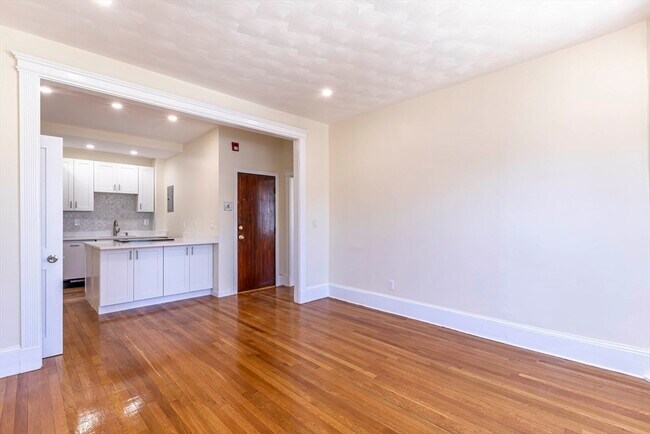 Building Photo - 94 Hutchings St