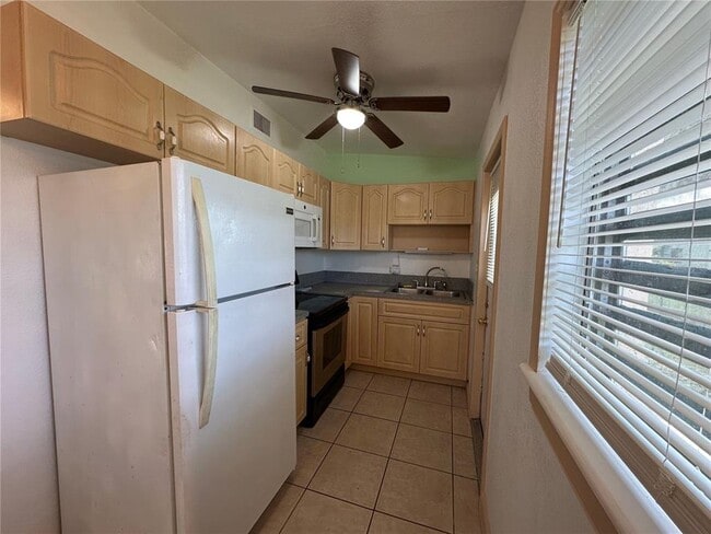 Building Photo - 3340 Normandy Dr