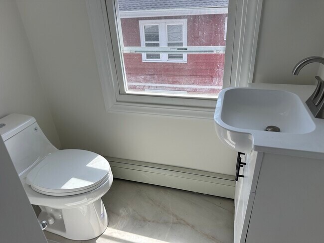 Building Photo - 48 Buckley St