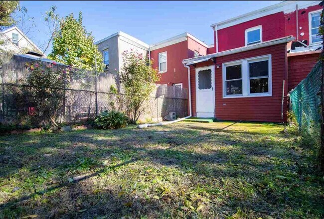 Building Photo - 693 Chestnut St