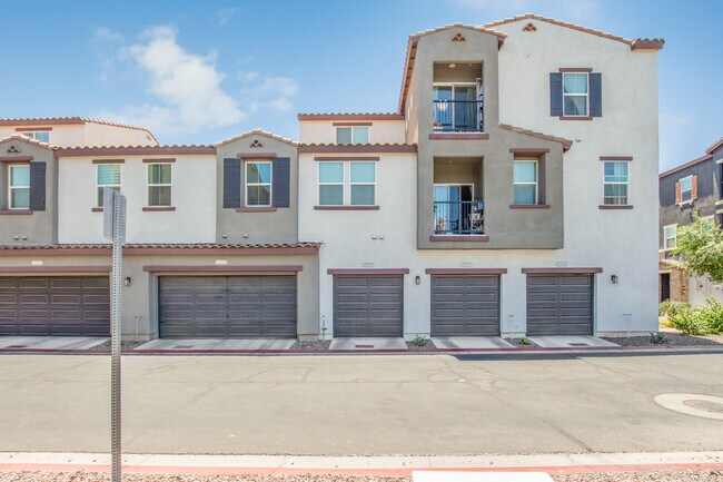 Building Photo - 2321 E Huntington Dr