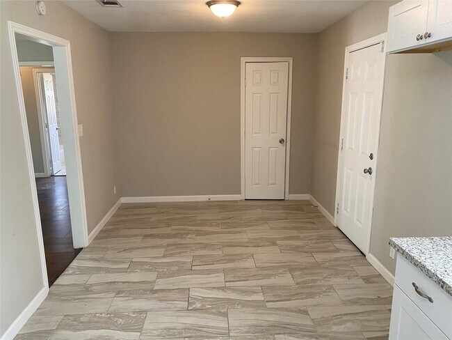 Building Photo - 5018 Kenilwood Dr