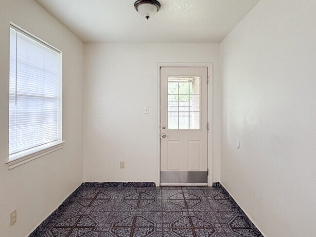 Building Photo - 3 Bedroom, 2 Bath Home in Cleburne, TX!