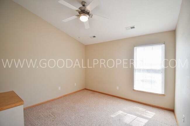 Building Photo - 2 Bedroom, 2 1/2 Bath Townhome in Urbandale with a 2-Car attached garage