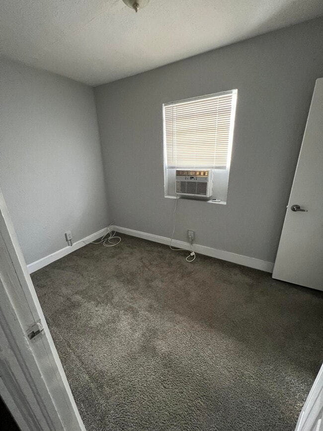 Building Photo - 2722 Poinsettia Ave