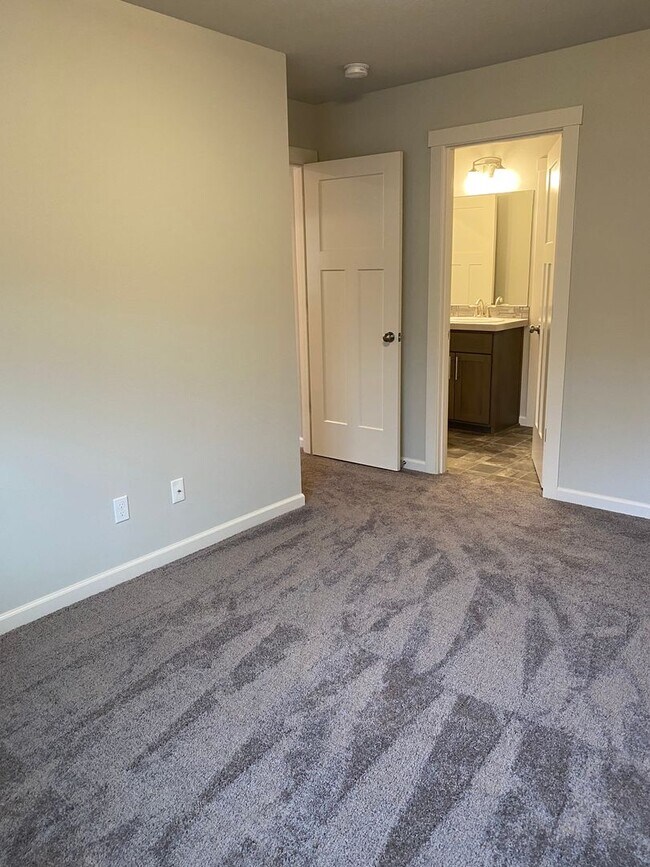 Building Photo - AVAILABLE NOW!!! 4BD/3BA - Pet friendly + Fenced Yard & Washer/Dryer Included - Great South Locat...