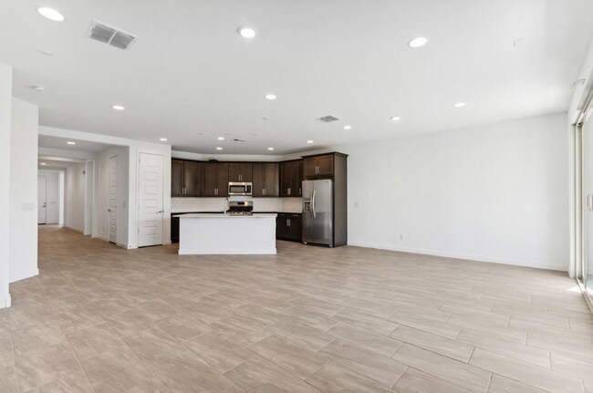 Building Photo - 565 E White Wing Dr