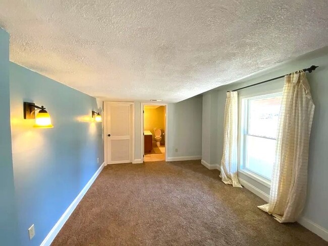 Building Photo - 5 Bed 3.5 Bath Chesterfield Charmer