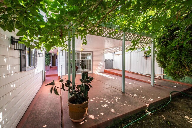 Building Photo - Coming Soon! Lovely Redwood Heights Home w...