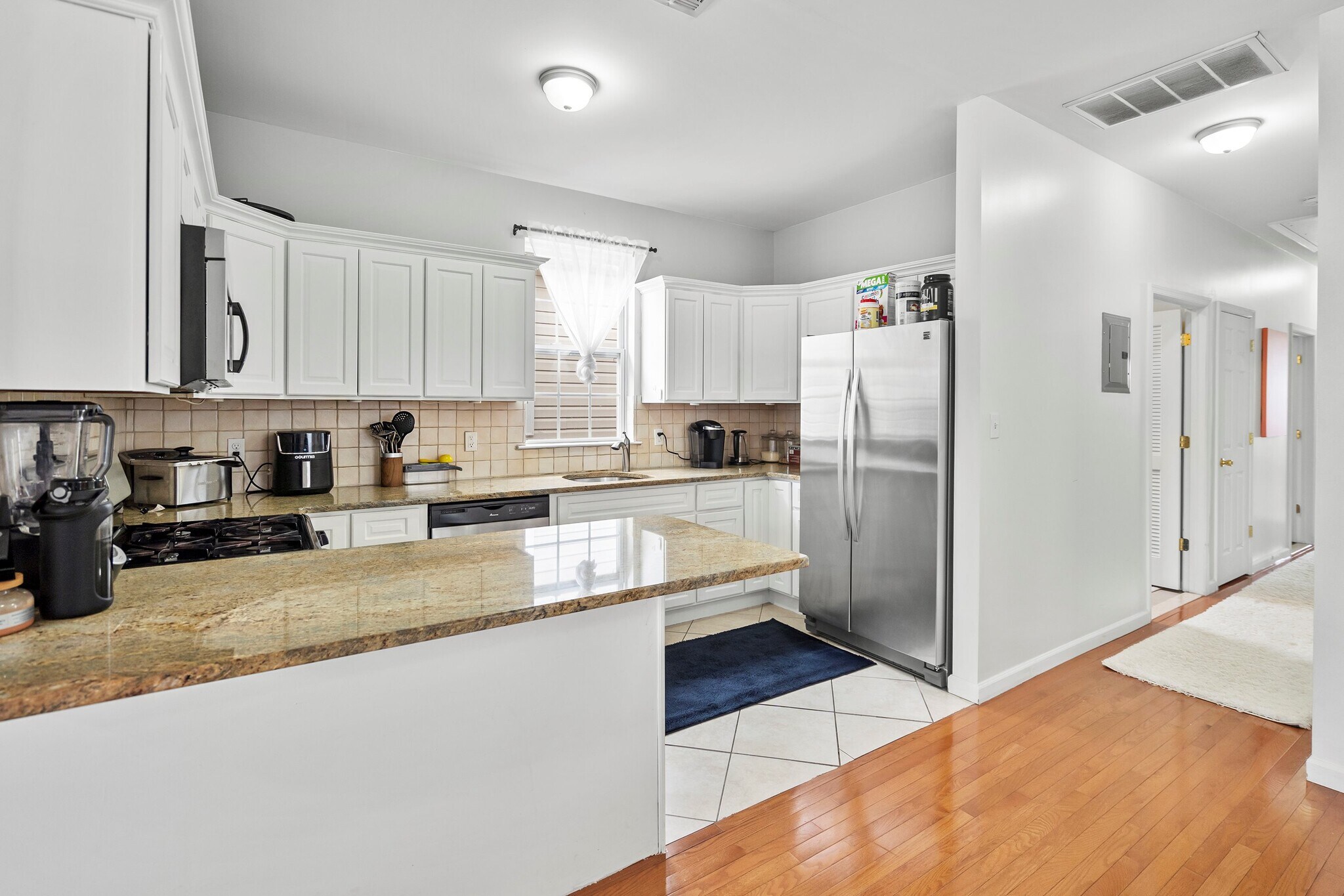 Building Photo - 13 Oak St