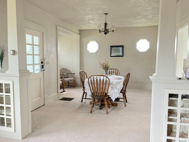 Building Photo - 113 Saint Anthony St N