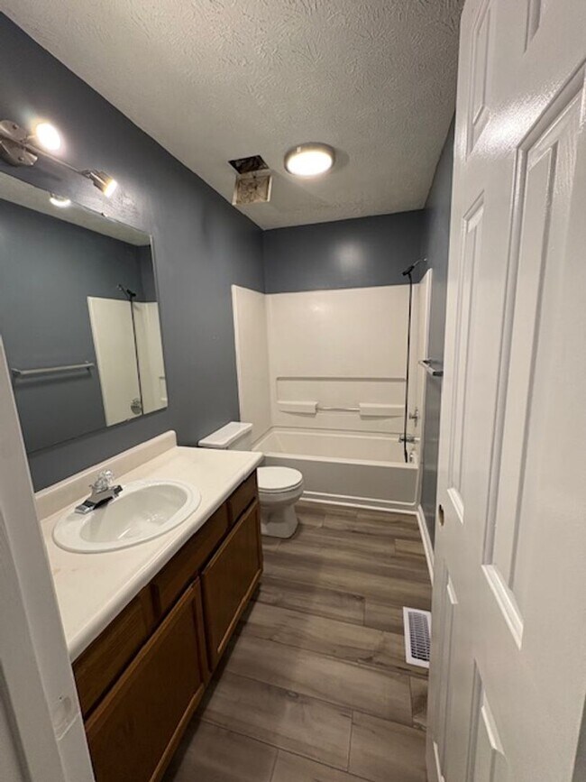 Building Photo - 504 Offing Dr