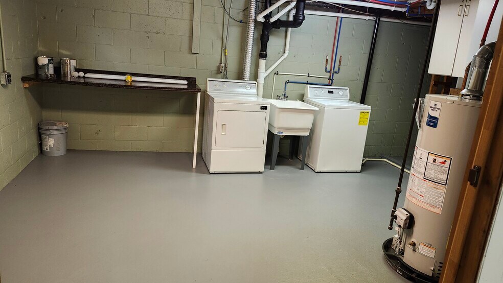 Laundry w/large storage area - 3456 Flamingo Ave SW
