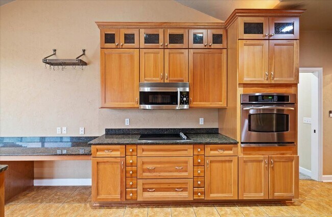 Building Photo - Bright and Spacious Home on Cascades Rd