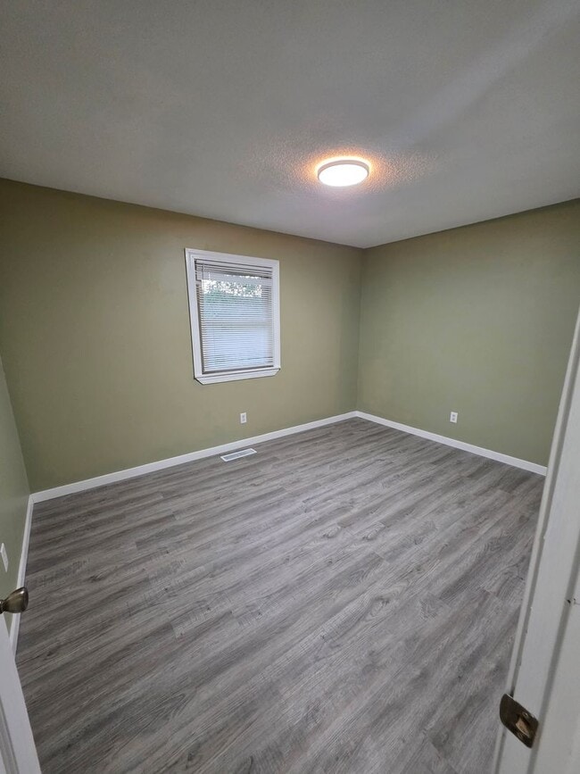 Building Photo - **Spacious 3-Bedroom, 2 -Bath Home Available!**