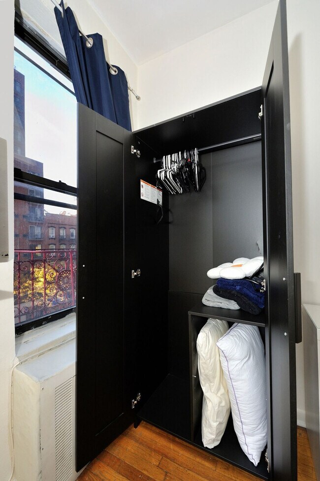 Building Photo - 201 E 89th St