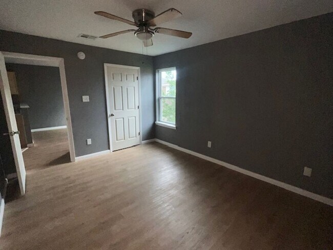 Building Photo - 3303 Toledo Dr
