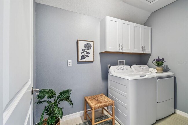 Building Photo - 8887 Little Bluestem Dr