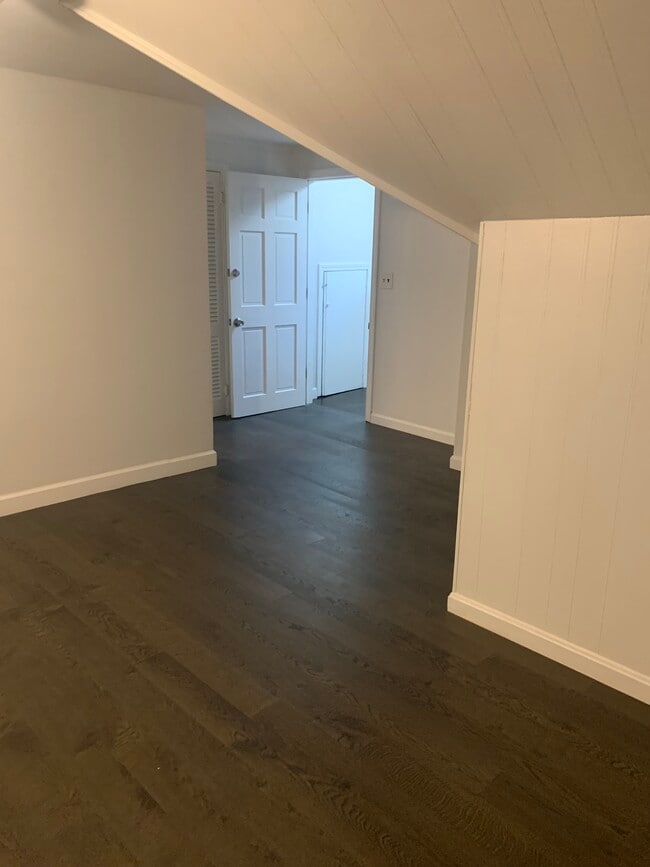 Building Photo - 16 Hillcrest Cir