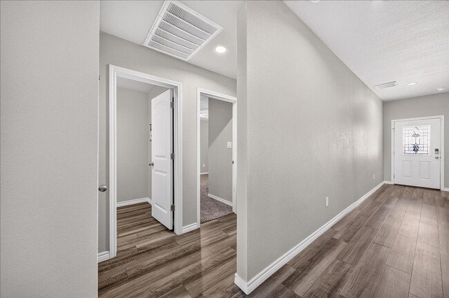 Building Photo - 8133 Cattlemen Dr