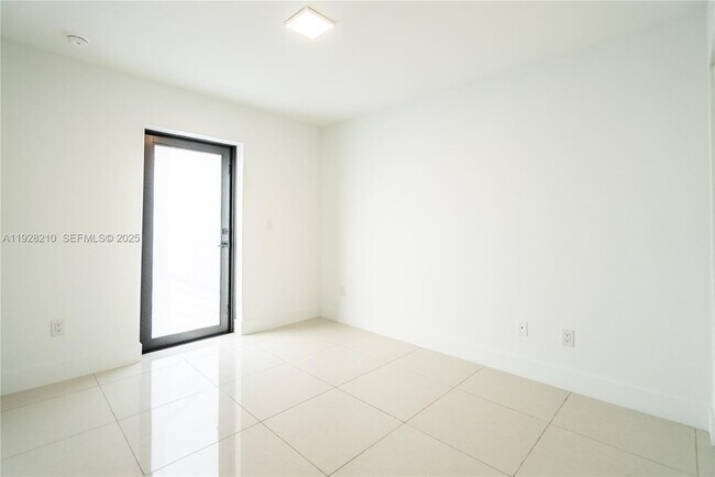 Building Photo - 1985 Bay Dr