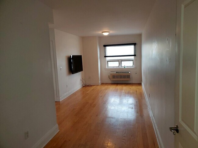 Building Photo - 809 22nd St