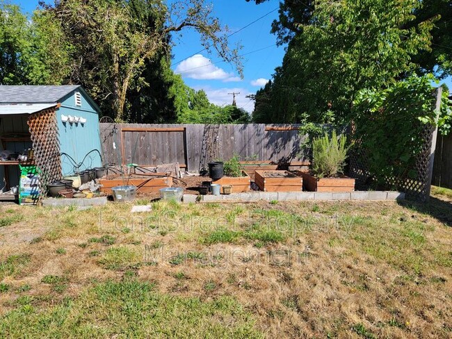 Building Photo - 1827 NW Menlo Dr