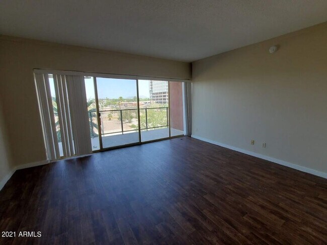 Building Photo - Studio in the Heart of Phoenix!