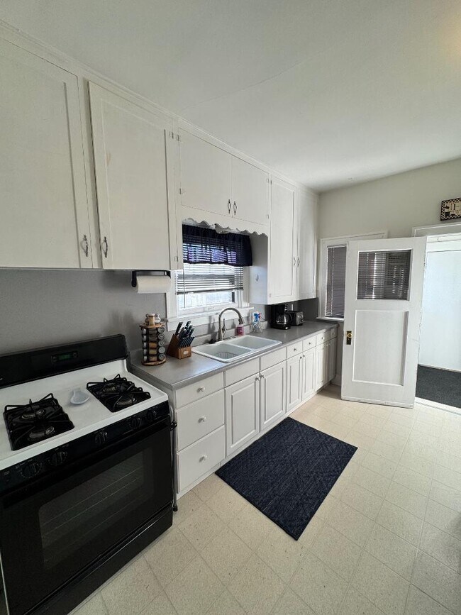 Building Photo - 2201 W State St