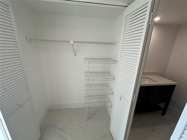 Building Photo - 6797 Willow Wood Dr