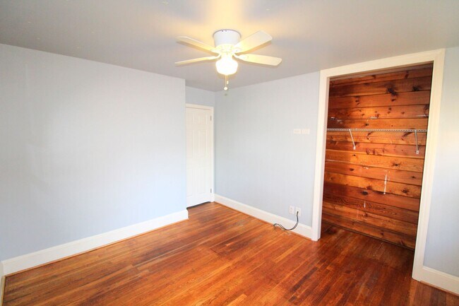 Building Photo - 2 bedroom Ranch with Fenced in Back Yard!!
