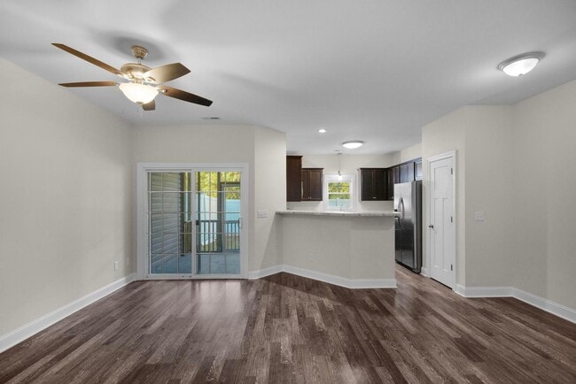 Building Photo - Townhouse For Rent! Rebated Application Fe...