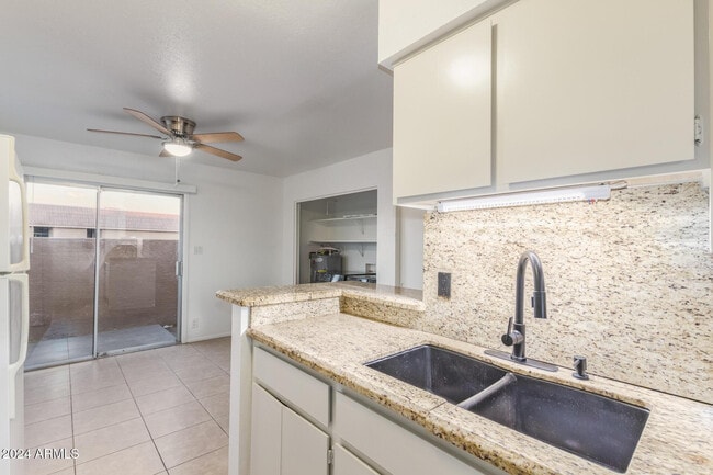 Building Photo - 511 W Blackhawk Dr