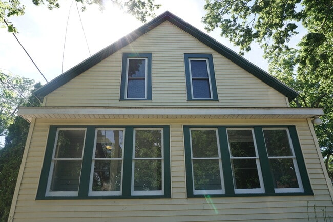 Building Photo - 5 bed / 2 bath + bonus room near universities $375/bedroom