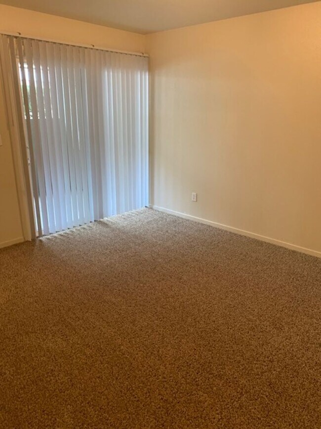 Building Photo - 2 Bed/2 Bath