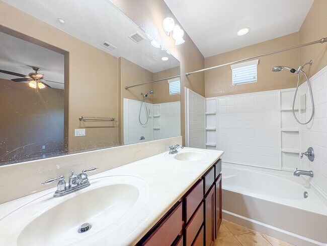 Building Photo - Beautiful 3B/2.5BA Townhome w/ Washer/Drye...