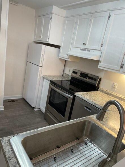 183a kitchen - 183 Washington St