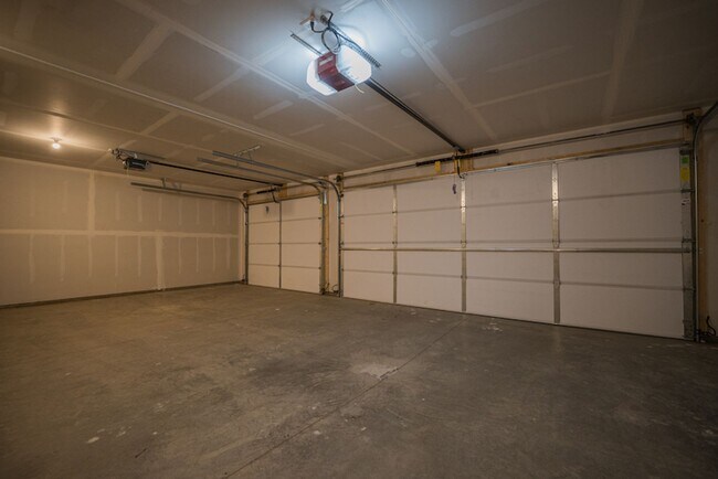 Building Photo - One-Level Carefree Living in a quiet and i...