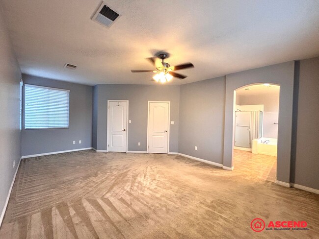 Building Photo - Lovely 5 Bedroom Home In River Oaks Area!