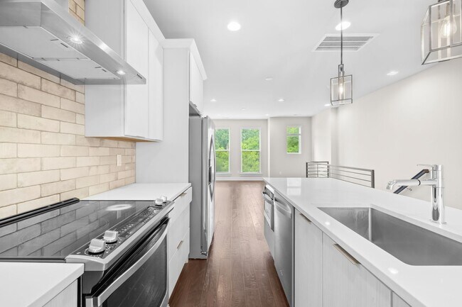 Building Photo - Beautiful Townhome in the Heart of Wesley Heights