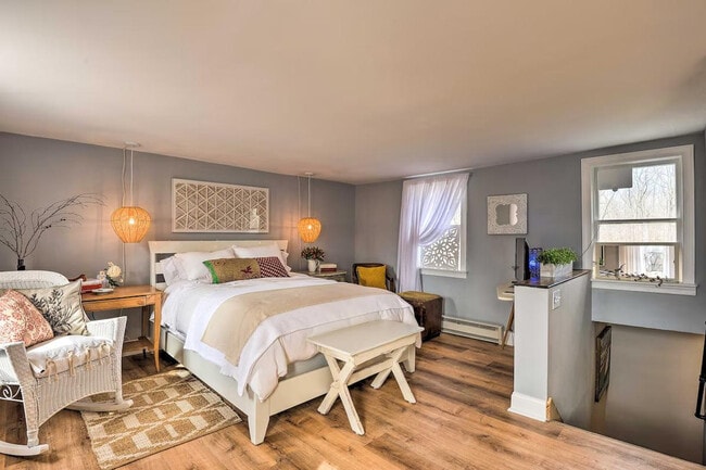 Building Photo - 240 Farmhouse Ln