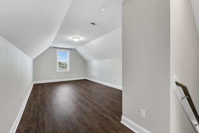 Building Photo - Large 4 bedroom home!