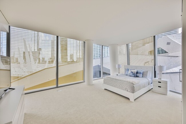 Building Photo - Luxurious premium corner unit nearly 1600 sq ft., Impeccably furnished-turn key- 2 bedroom 2 bath...