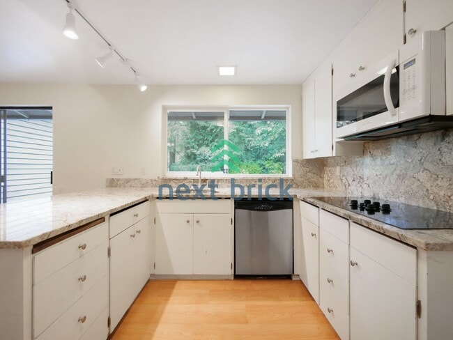 Building Photo - 3 Bed and 3 Bath Plus Office Private Single-family Home is Available for Rent!
