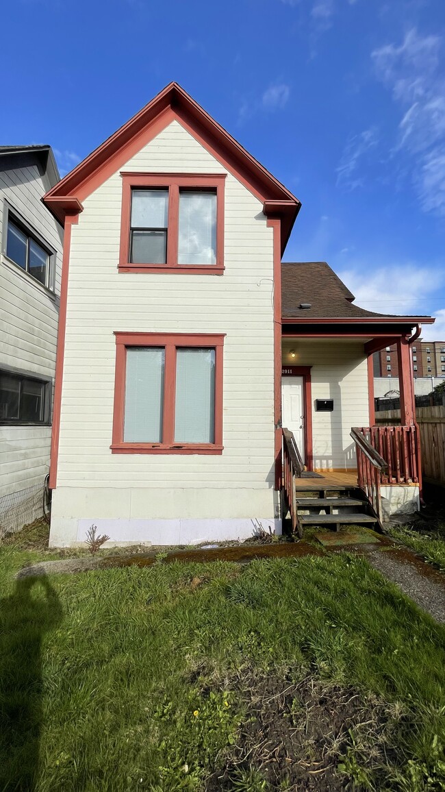 Primary Photo - 2911 Nassau St