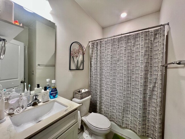 Building Photo - 1404 Reidhaven St