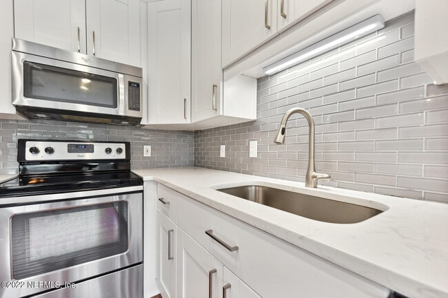 Building Photo - 1701 The Greens Way