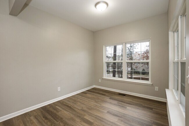 Building Photo - Beautiful Townhouse w/ 1st Floor Bedroom