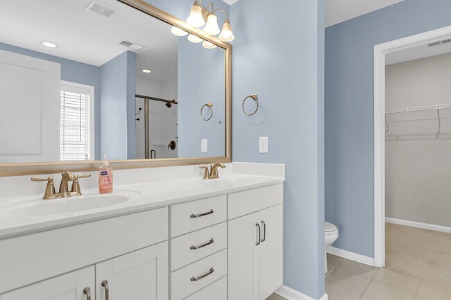 Building Photo - Fully Furnished 3 Bedroom, 2.5 Bathroom Ho...