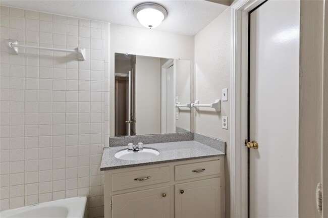 Building Photo - 233 W Tri Oaks Ln